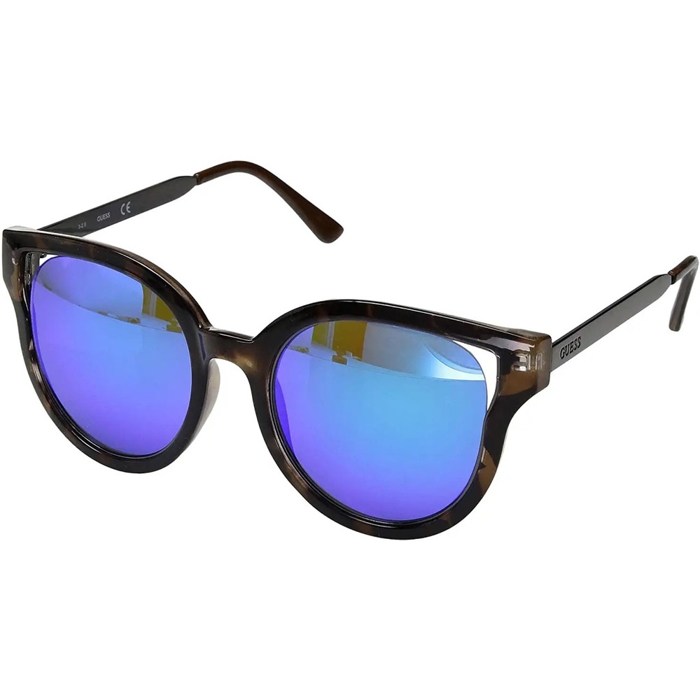 STAY CHIC AND PROTECTED: GUESS SUNGLASSES CAT-EYE LENSES